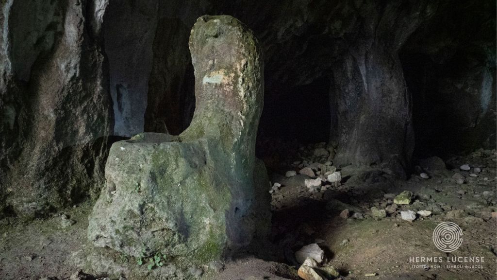La Grotta del Tanaccio: il "trono del Papa".