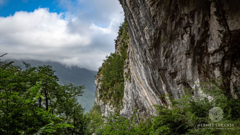 La Grotta del Tanaccio: la falesia del monte Gegoli.